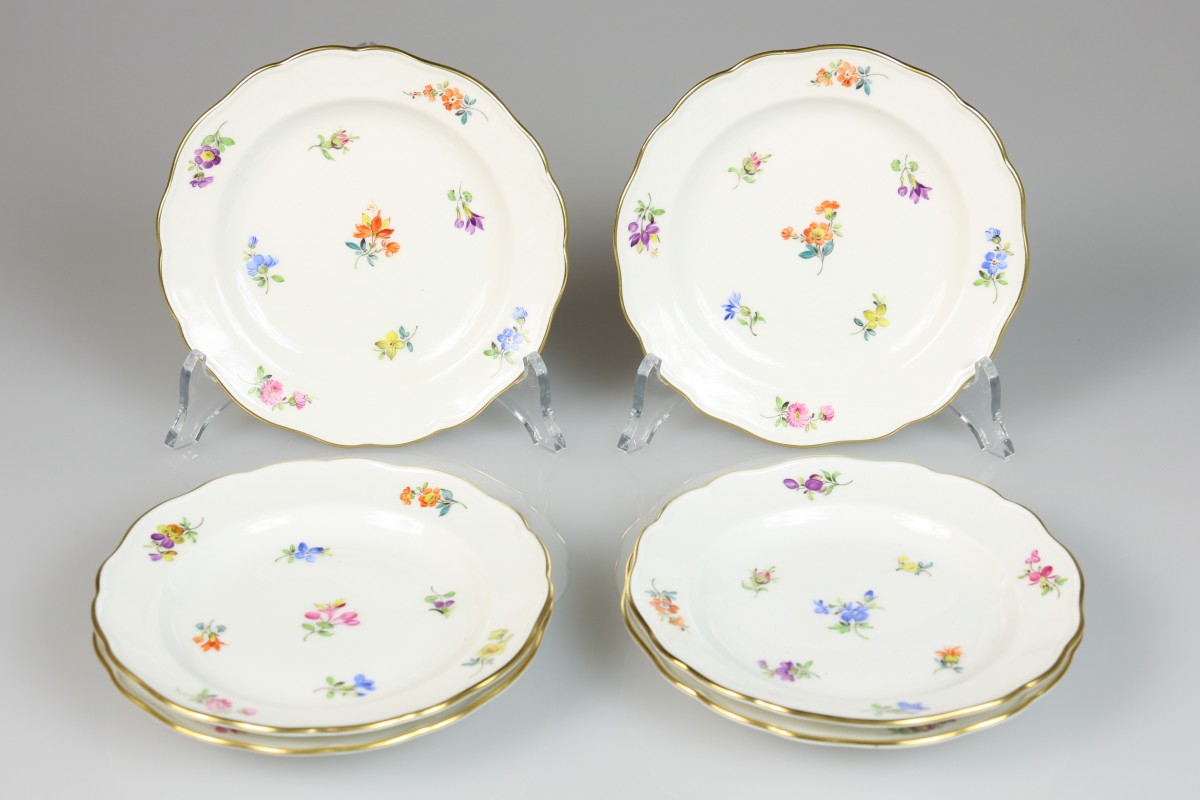 Een lot van (6) porseleinen bordjes met bloemendecor. Meissen, 1e helft 20e eeuw.