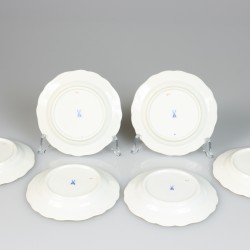 Een lot van (6) porseleinen bordjes met bloemendecor. Meissen, 1e helft 20e eeuw.