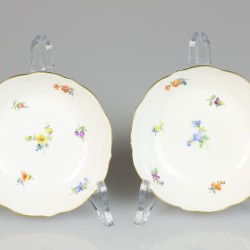 Een lot van twee porseleinen kop en schotels met bloemendecor. Meissen, 1e helft 20e eeuw.