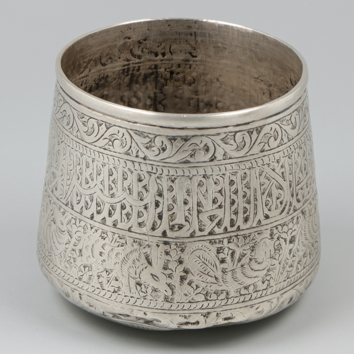 Oosterse tuimelbeker zilver.