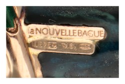 La Nouvelle Bague 18 kt. geelgouden collier bezet met ca. 0.16 ct. diamant, robijn en groene emaille.