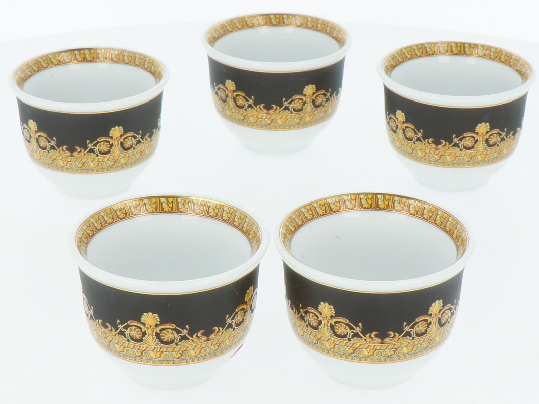 Een set bestaande uit (5) porseleinen saké kopjes met Barok decor. Rosenthal, Versace. Einde 20e eeuw. In originele doos.