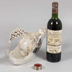 Zilveren wijnwieg (Meister 1881 Collection) met Chateau Boulangers wijn 1988 met druppelvanger.