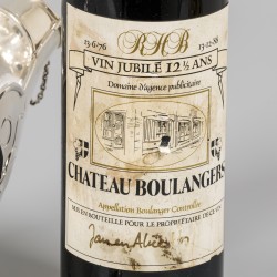 Zilveren wijnwieg (Meister 1881 Collection) met Chateau Boulangers wijn 1988 met druppelvanger.
