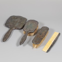 4-delige kaptafelset zilver.