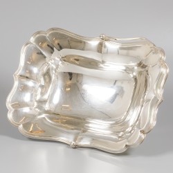 Hengselmand op voet zilver.