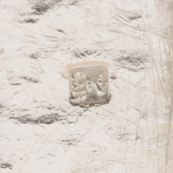 Hengselmand op voet zilver.