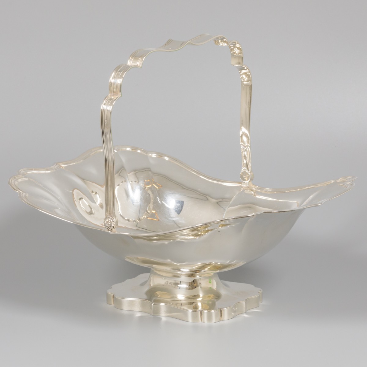 Hengselmand op voet zilver.