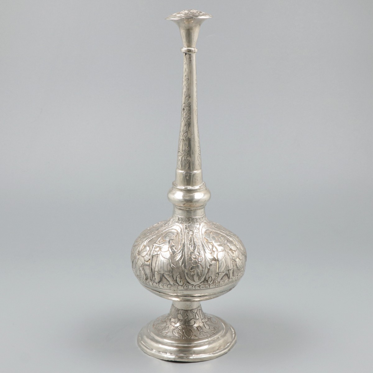 Sprenkelaar voor rozenwater (Java, ca. 1900) zilver.
