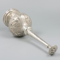 Sprenkelaar voor rozenwater (Java, ca. 1900) zilver.