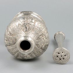 Sprenkelaar voor rozenwater (Java, ca. 1900) zilver.