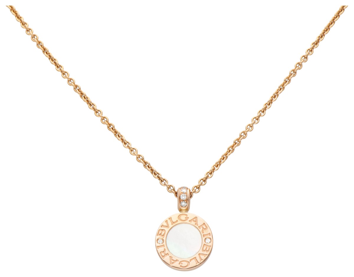 Bvlgari Bvlgari 18 kt. roségouden collier en dubbelzijdige hanger met parelmoer en onyx en bezet met diamant.