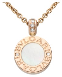 Bvlgari Bvlgari 18 kt. roségouden collier en dubbelzijdige hanger met parelmoer en onyx en bezet met diamant.