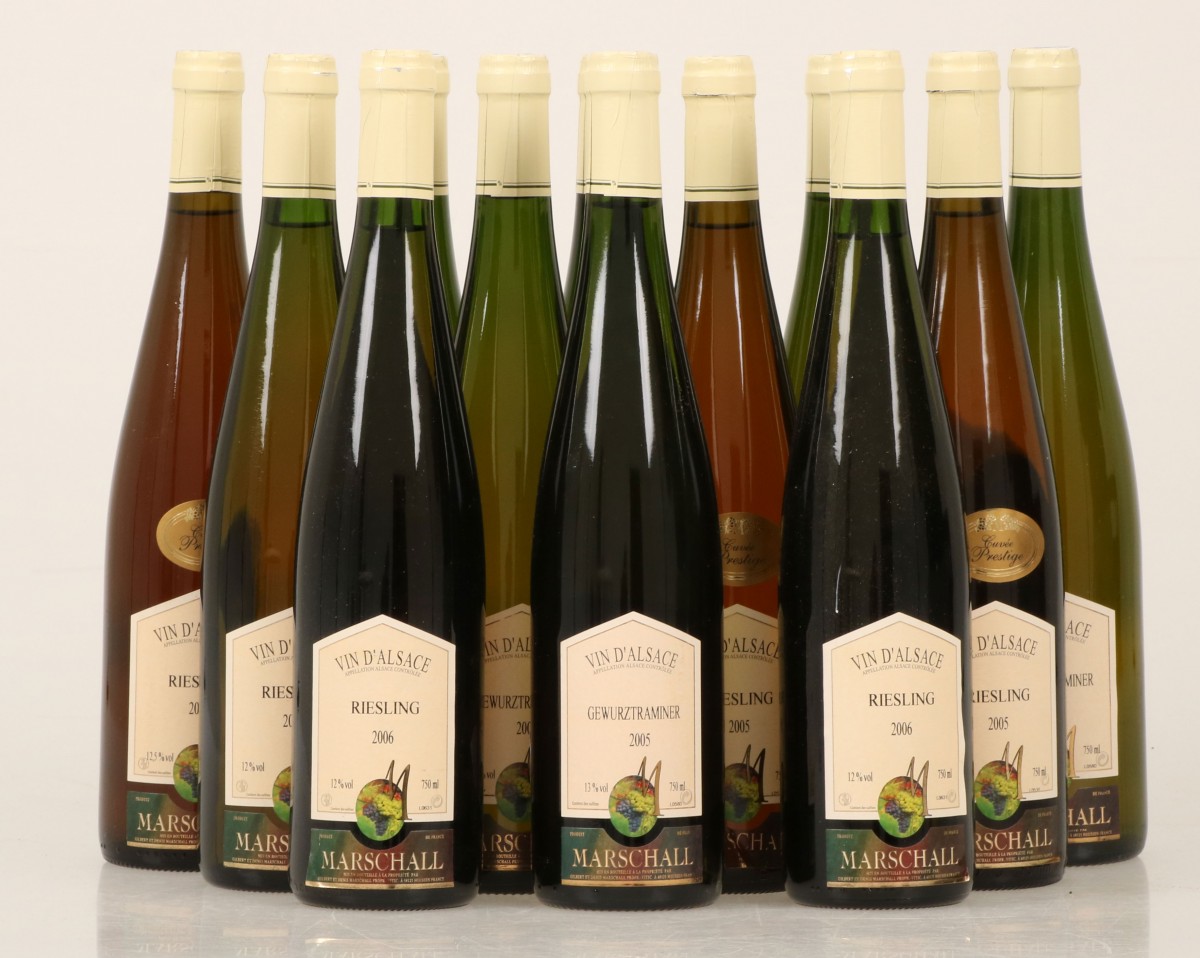 Een lot van (12) flessen Marschall bestaande uit Riesling en Gewurztraminer - 2005.