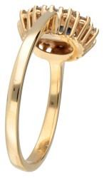 Vintage 18 kt. geelgouden entourage ring bezet met ca. 0.87 ct. natuurlijke saffier en ca. 0.24 ct. diamant.