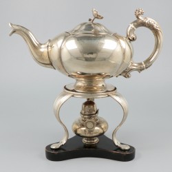 Theepot met komfoor zilver.