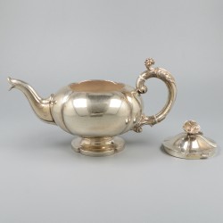 Theepot met komfoor zilver.