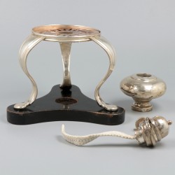 Theepot met komfoor zilver.