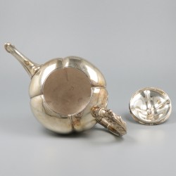 Theepot met komfoor zilver.
