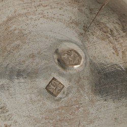 Theepot met komfoor zilver.