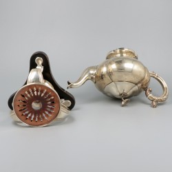 Theepot met komfoor zilver.
