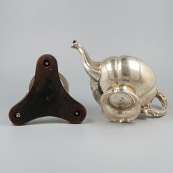 Theepot met komfoor zilver.
