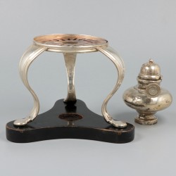 Theepot met komfoor zilver.