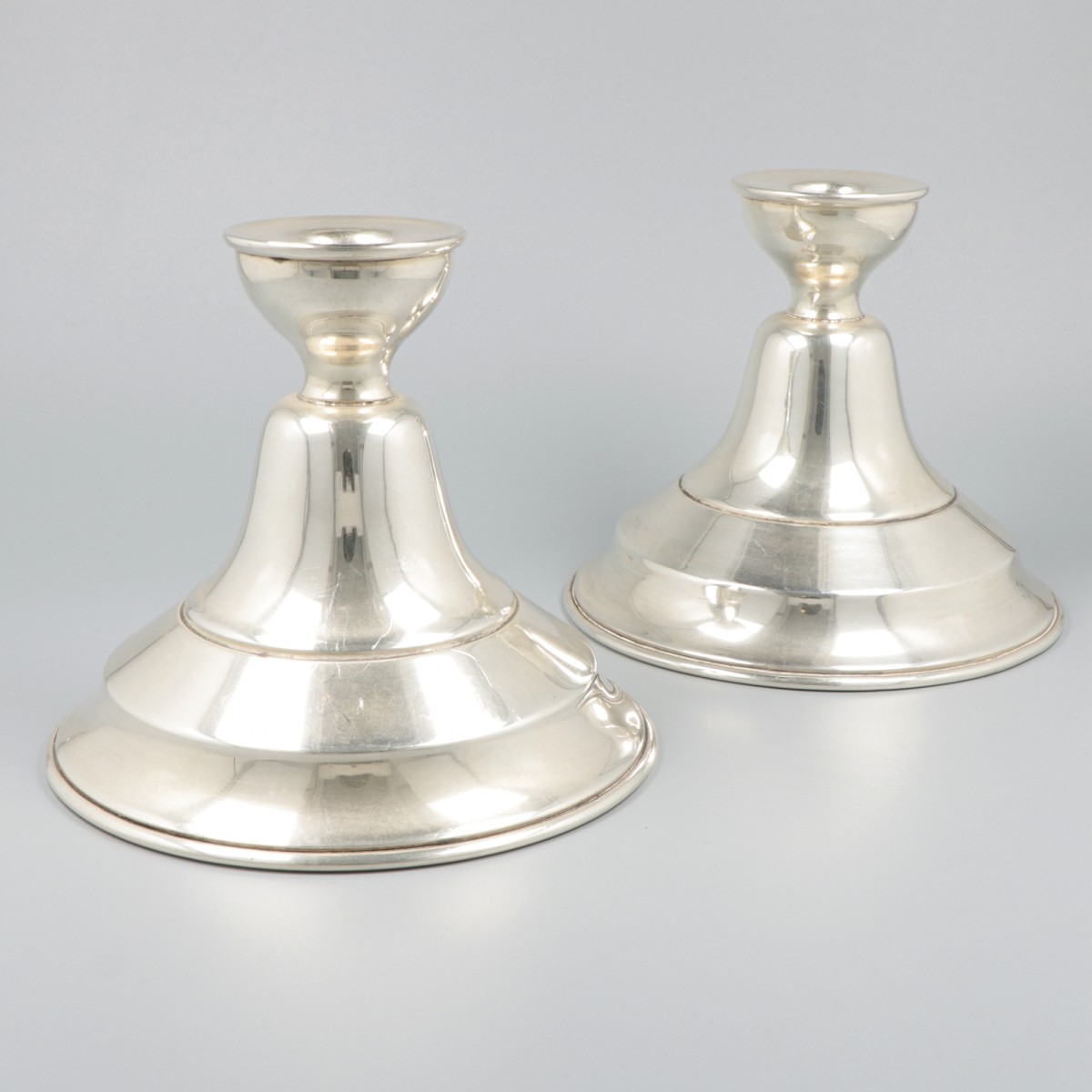 2-delige set 'bel' kandelaren zilver.