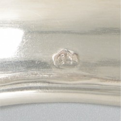 Onderschotel t.b.v. koektrommel (van Kempen & Zonen, 1858) zilver.