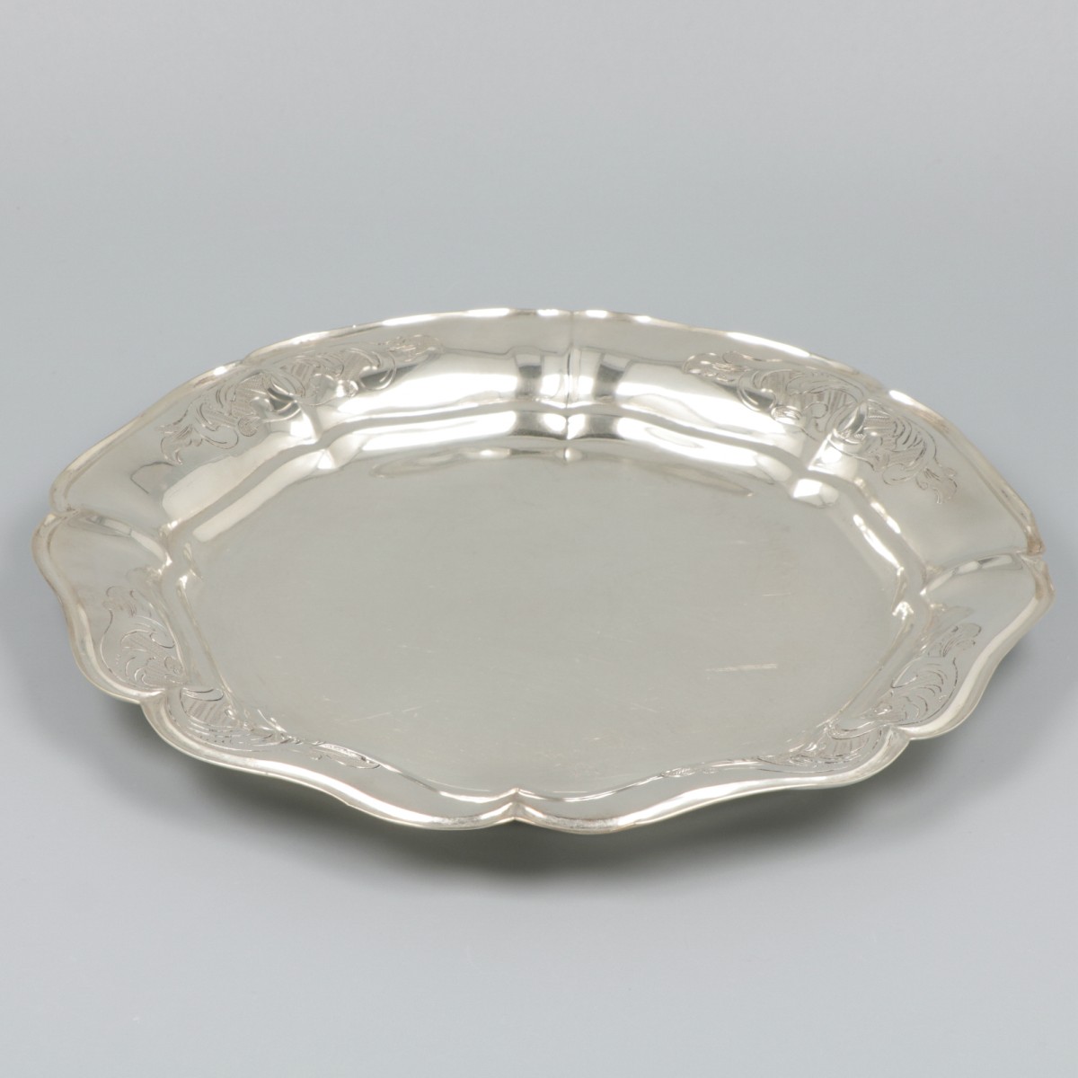 Onderschotel t.b.v. koektrommel (van Kempen & Zonen, 1858) zilver.