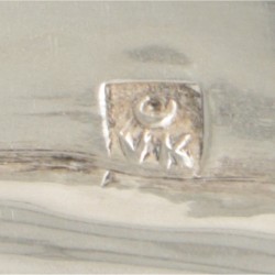 Onderschotel t.b.v. koektrommel (van Kempen & Zonen, 1858) zilver.