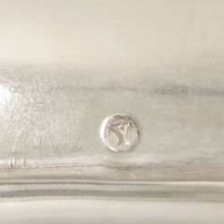 Onderschotel t.b.v. koektrommel (van Kempen & Zonen, 1858) zilver.