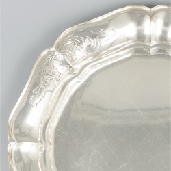 Onderschotel t.b.v. koektrommel (van Kempen & Zonen, 1858) zilver.