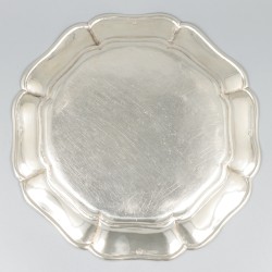 Onderschotel t.b.v. koektrommel (van Kempen & Zonen, 1858) zilver.