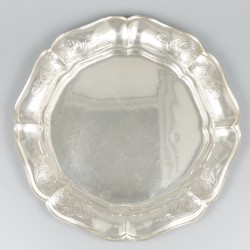 Onderschotel t.b.v. koektrommel (van Kempen & Zonen, 1858) zilver.