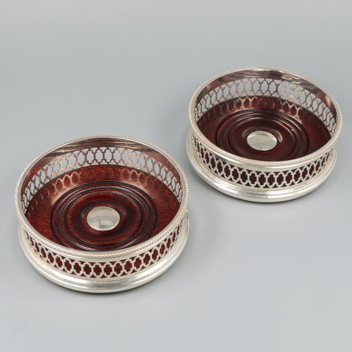 2-delige set flessenbakken zilver.