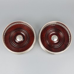 2-delige set flessenbakken zilver.