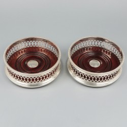 2-delige set flessenbakken zilver.