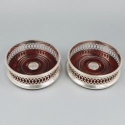 2-delige set flessenbakken zilver.