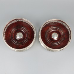 2-delige set flessenbakken zilver.