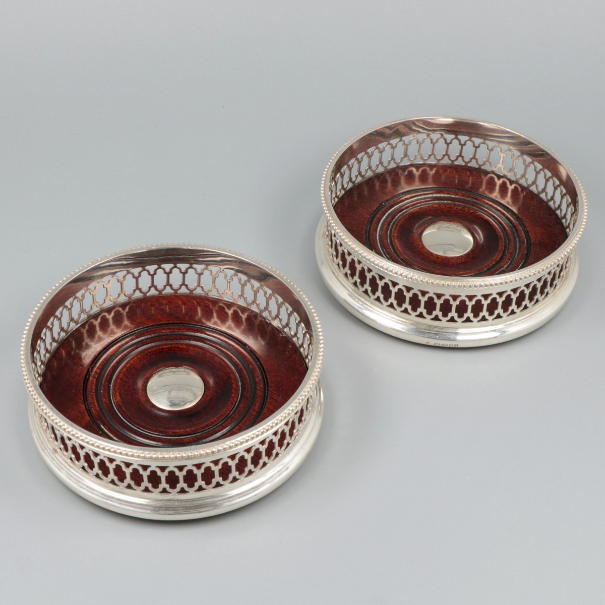 2-delige set flessenbakken zilver.