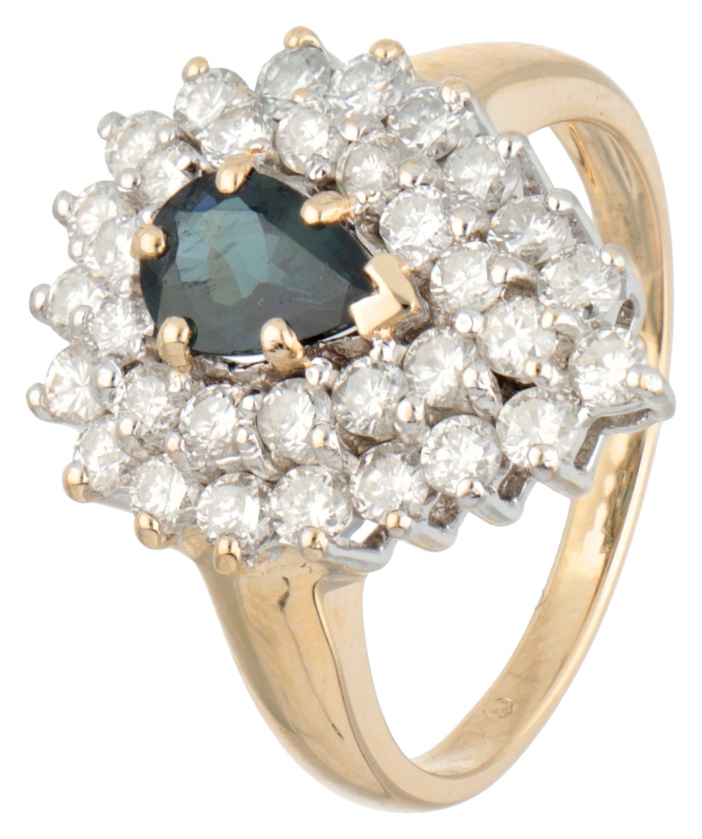 14 kt. Geelgouden entourage ring bezet met ca. 0.63 ct. synthetische saffier en ca. 0.99 ct. diamant.