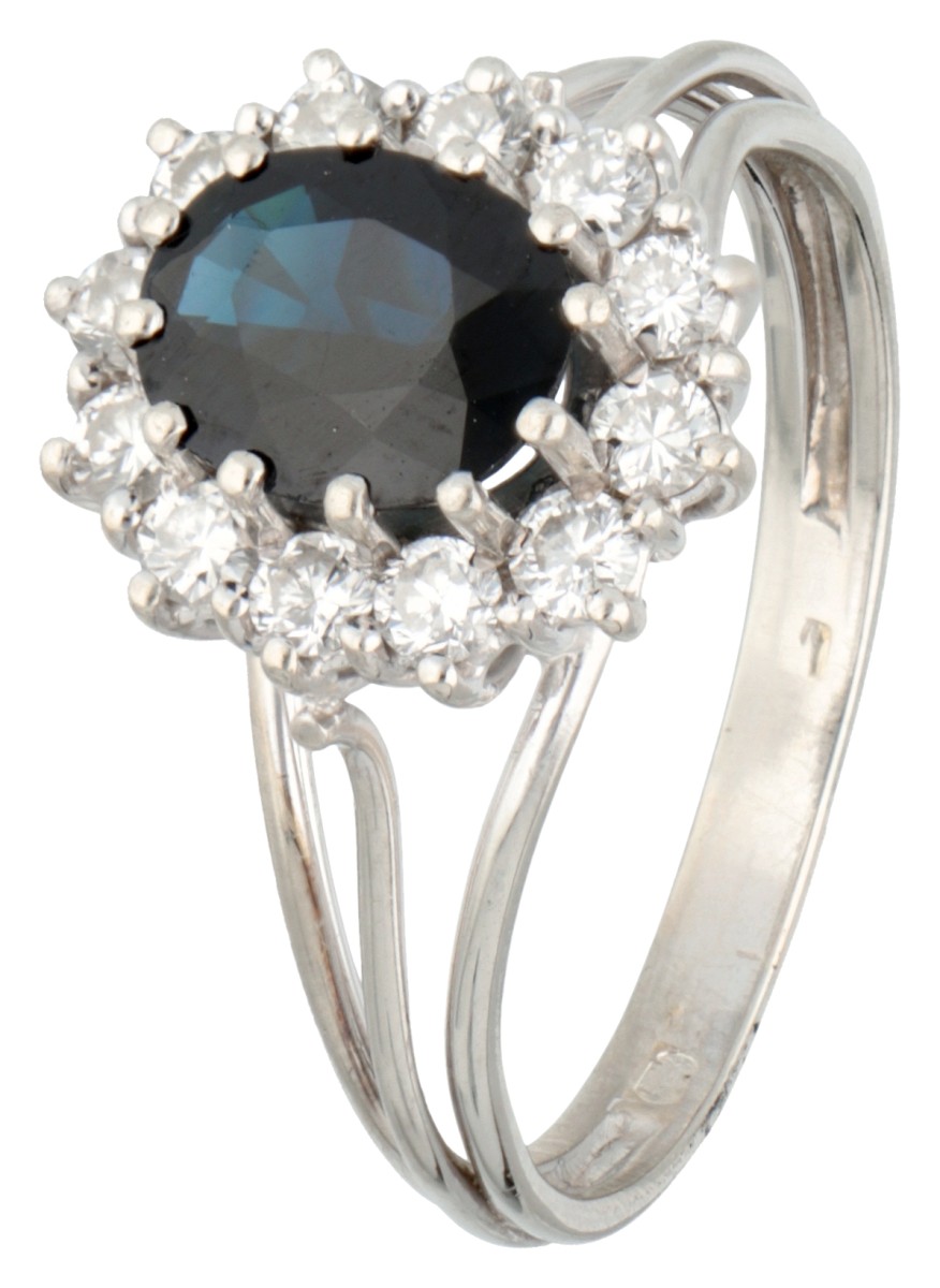 18 kt. Witgouden entourage ring bezet met ca. 1.13 ct. synthetische saffier en ca. 0.36 ct. diamant.