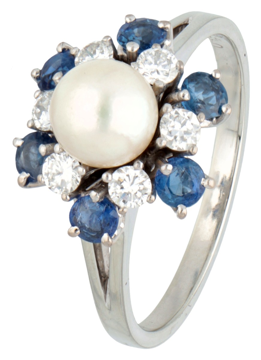 18 kt. Witgouden entourage ring bezet met Akoya parel, diamant en natuurlijke saffier.