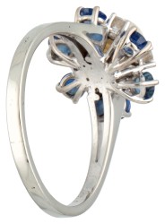 18 kt. Witgouden entourage ring bezet met Akoya parel, diamant en natuurlijke saffier.