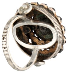Vintage zilveren cocktail rozet ring bezet met granaat.