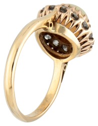 Vintage BWG geelgouden entourage ring bezet met opaal en diamant.