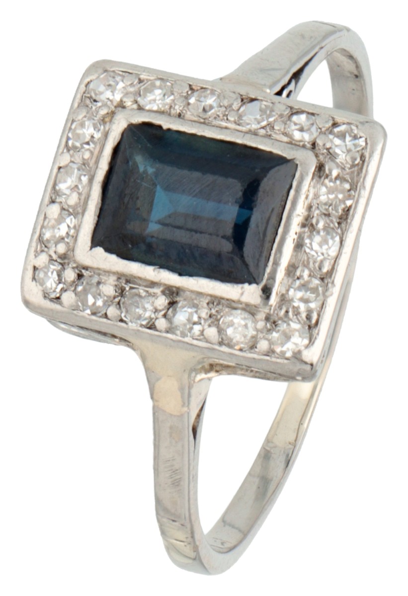 Platina art deco ring bezet met ca. 0.96 ct. saffier en diamant.