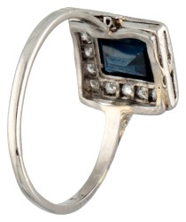 Platina art deco ring bezet met ca. 0.96 ct. saffier en diamant.