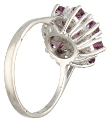 14 kt. Witgouden entourage ring bezet met ca. 0.20 ct. diamant en robijn.